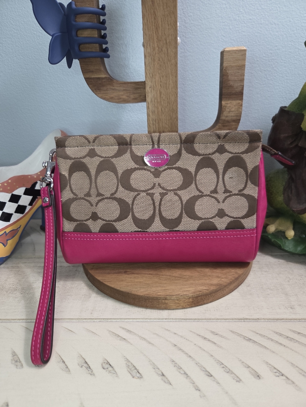 Coach Brown Signature Canvas with Hot Pink Leather Wristlet Clutch,EUC - Picture 1 of 14